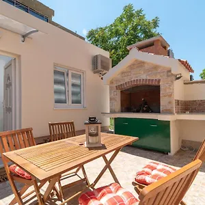 https://small-private-house-with-a-terrace-in-trogir.hotels-in-trogir.com